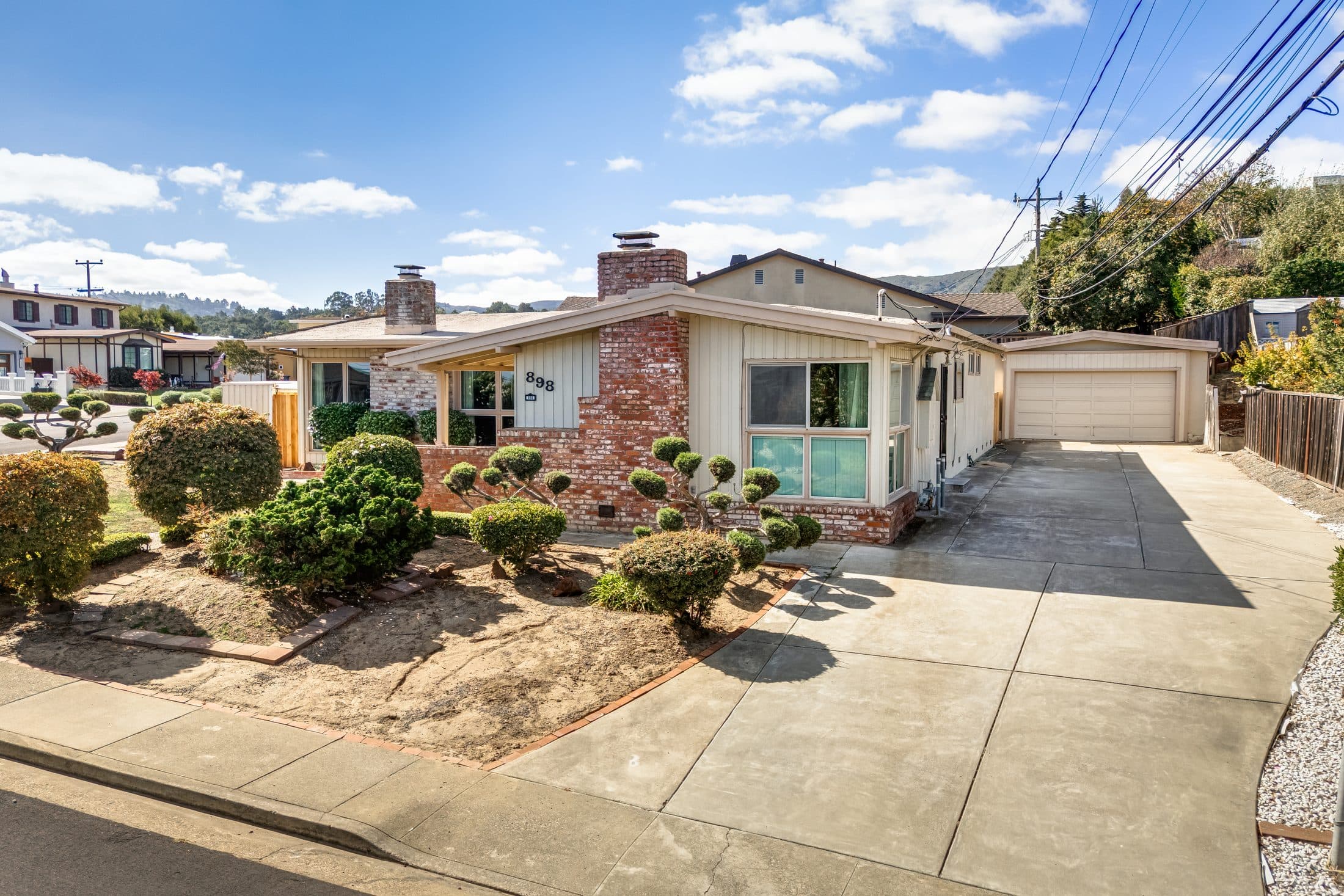 898 Lomita Avenue. The front garden and the driveway.