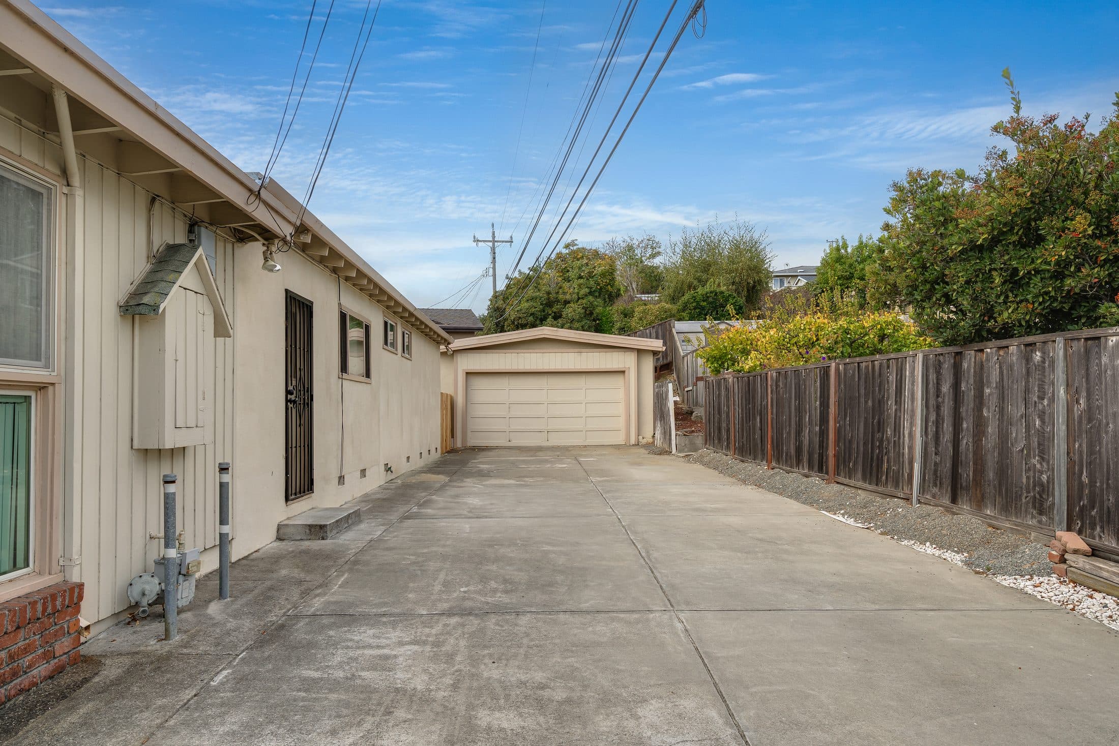 The long driveway at 898 Lomita Avenue, running back to the detached garage.
