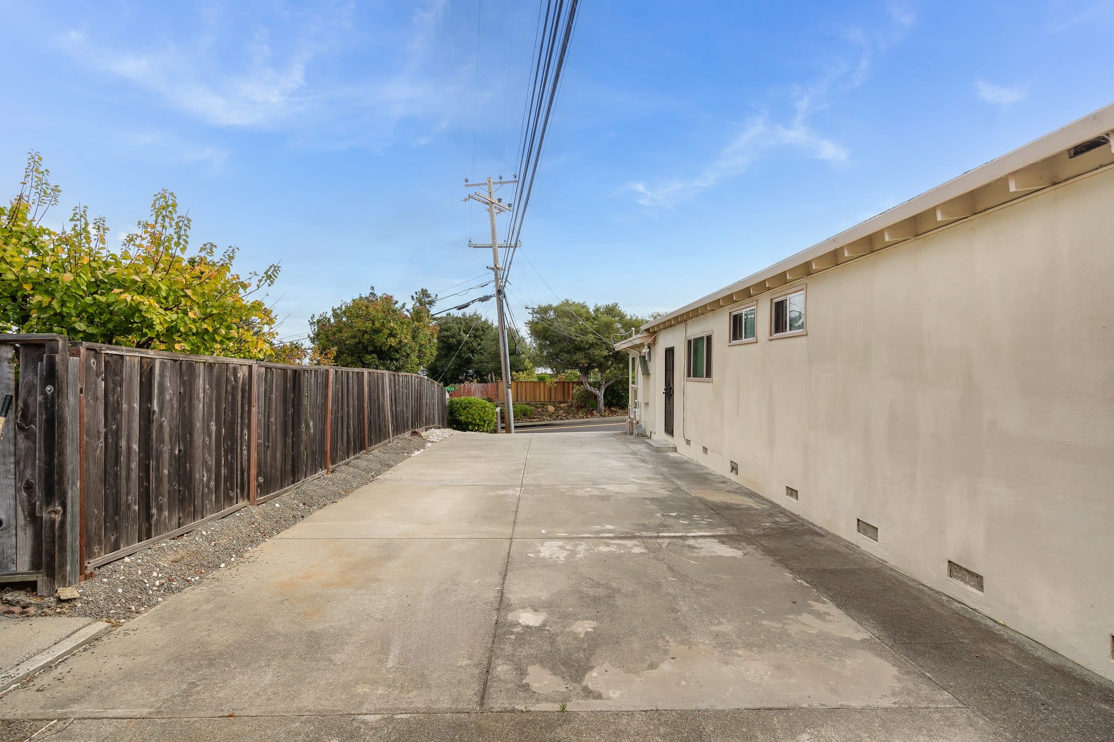 898 Lomita Avenue. The driveway along the side of the house.