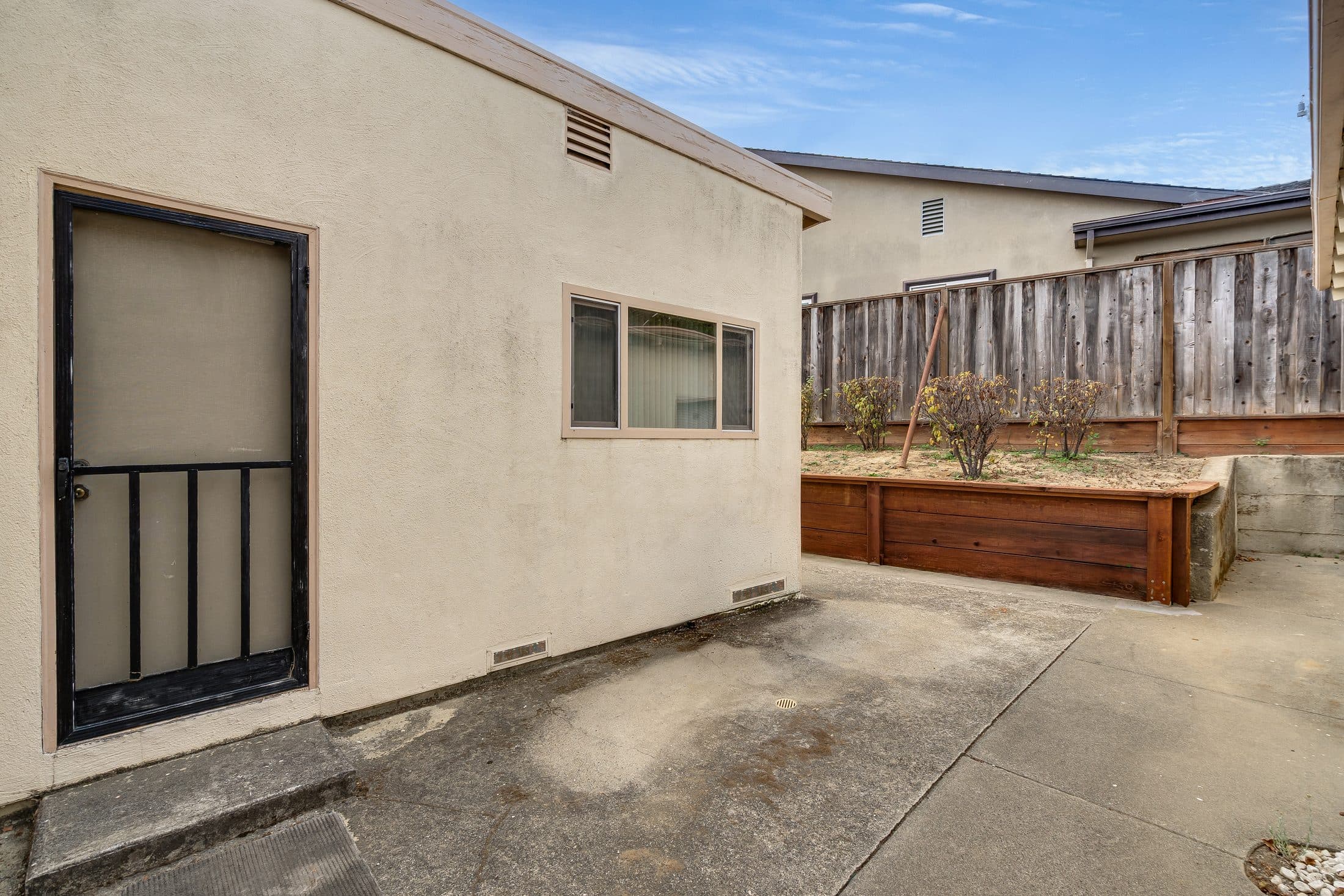 898 Lomita Avenue. The detached garage and raised planters.