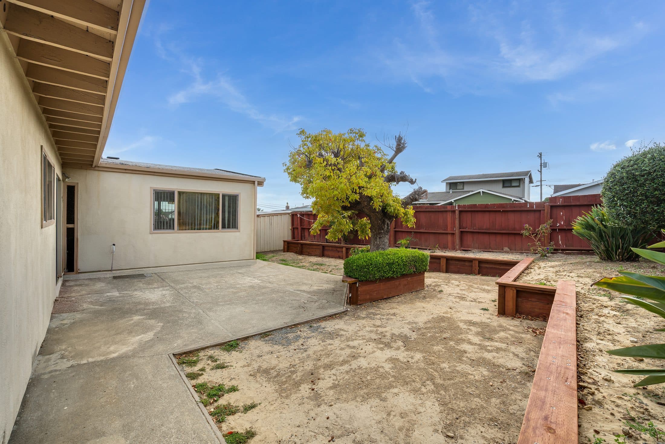 898 Lomita Avenue. The back yard and patio.