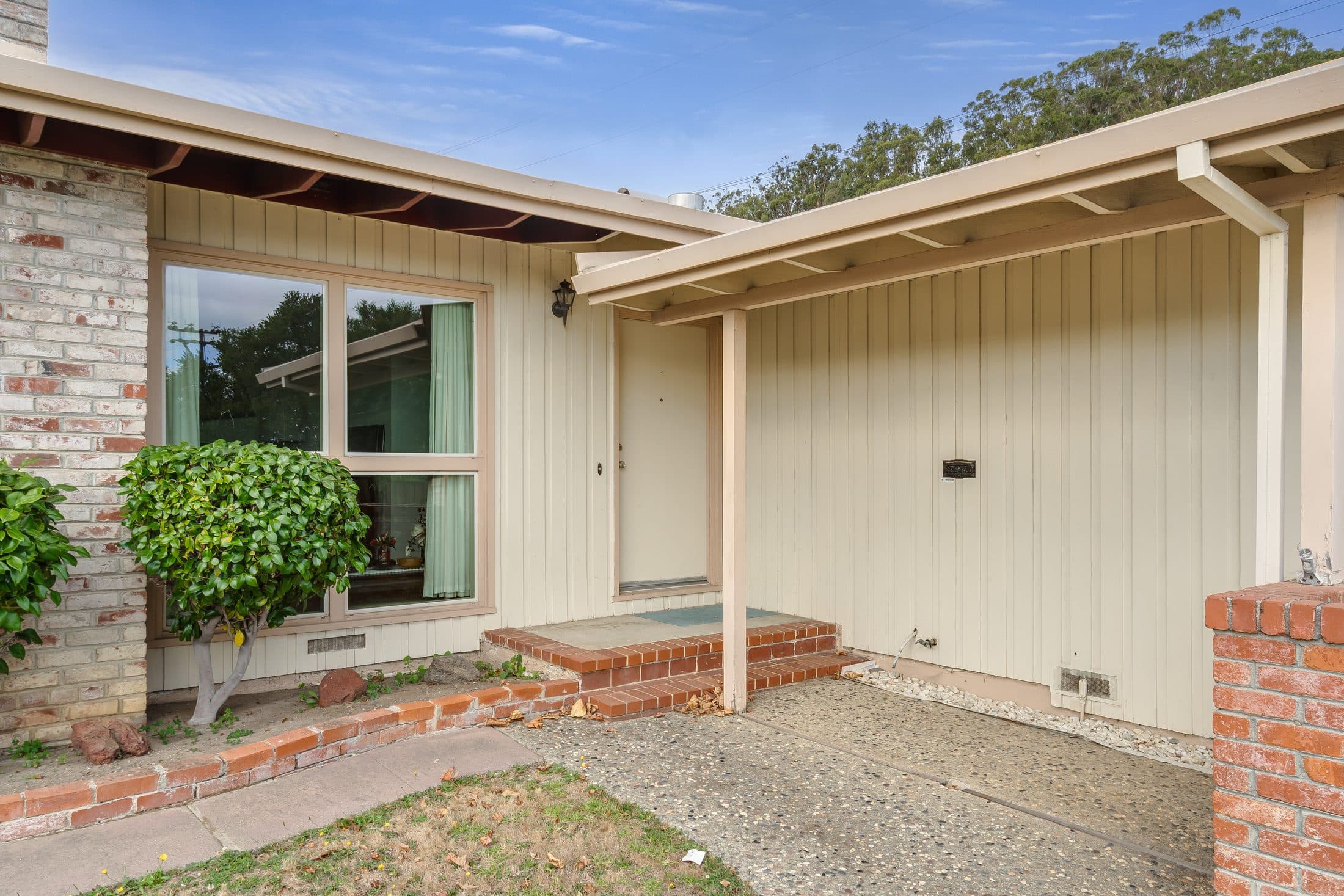 898 Lomita Avenue. The front entry.