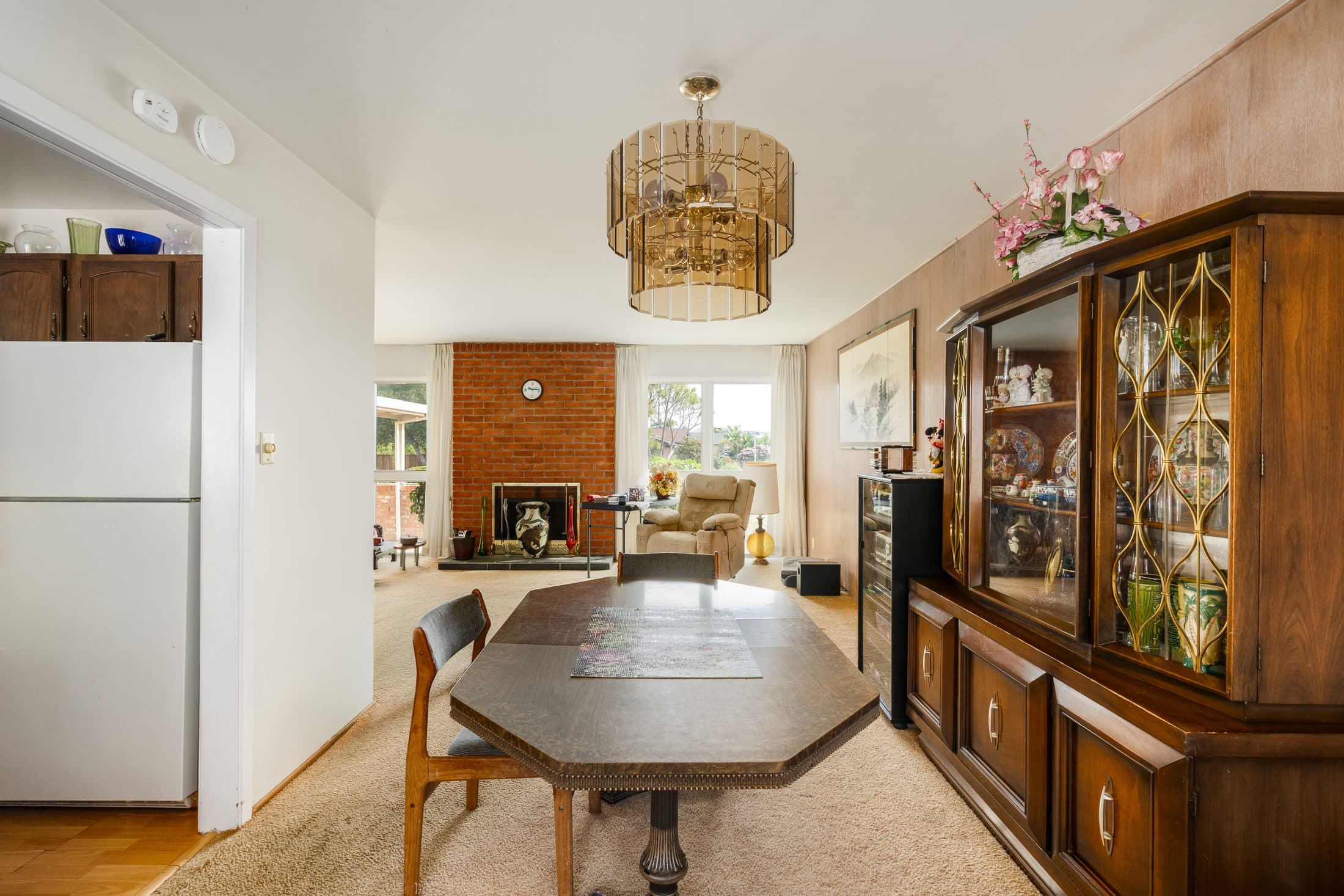 898 Lomita Avenue. The dining area, looking toward the kitchen.