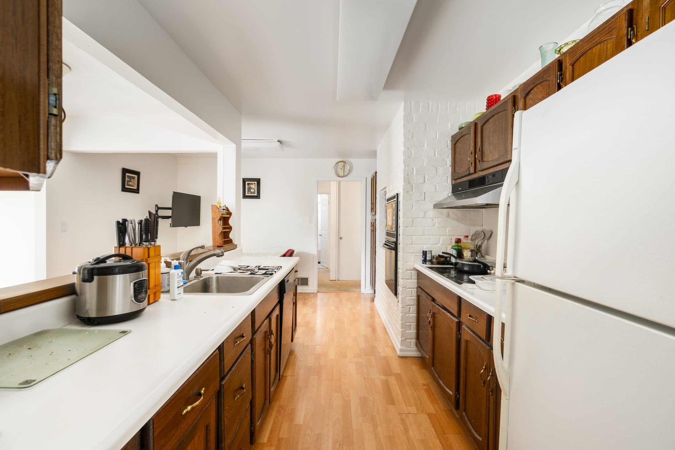 898 Lomita Avenue. The kitchen.