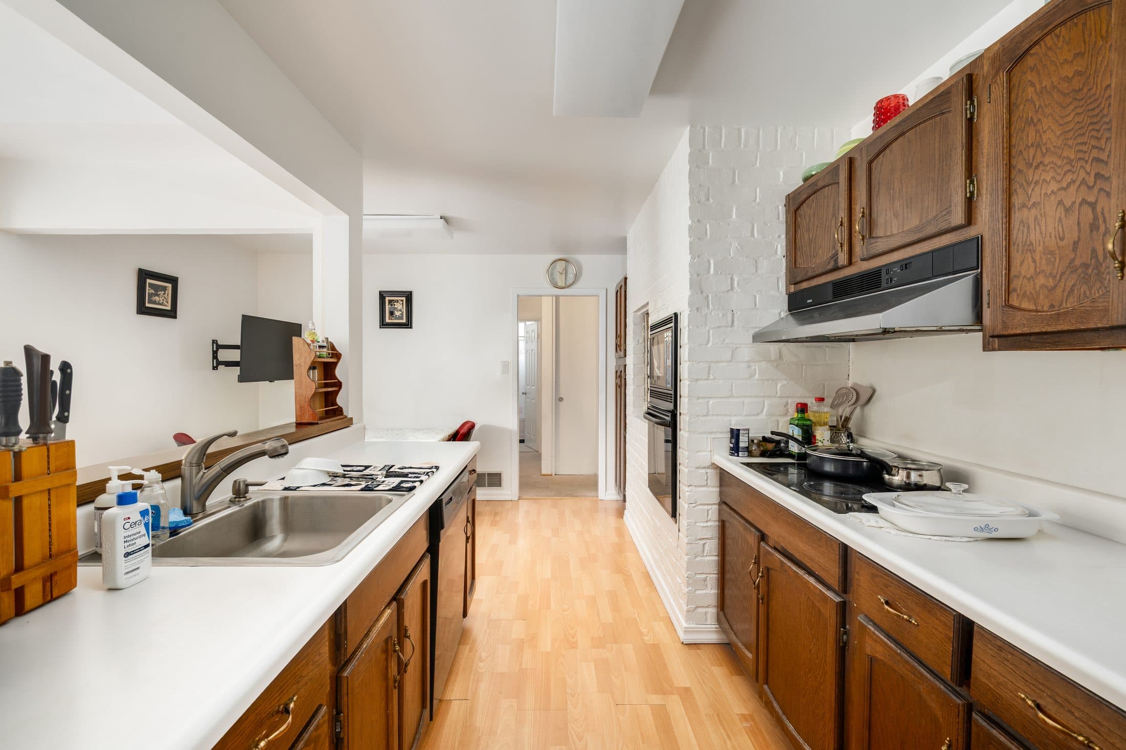 898 Lomita Avenue. The kitchen and its range.