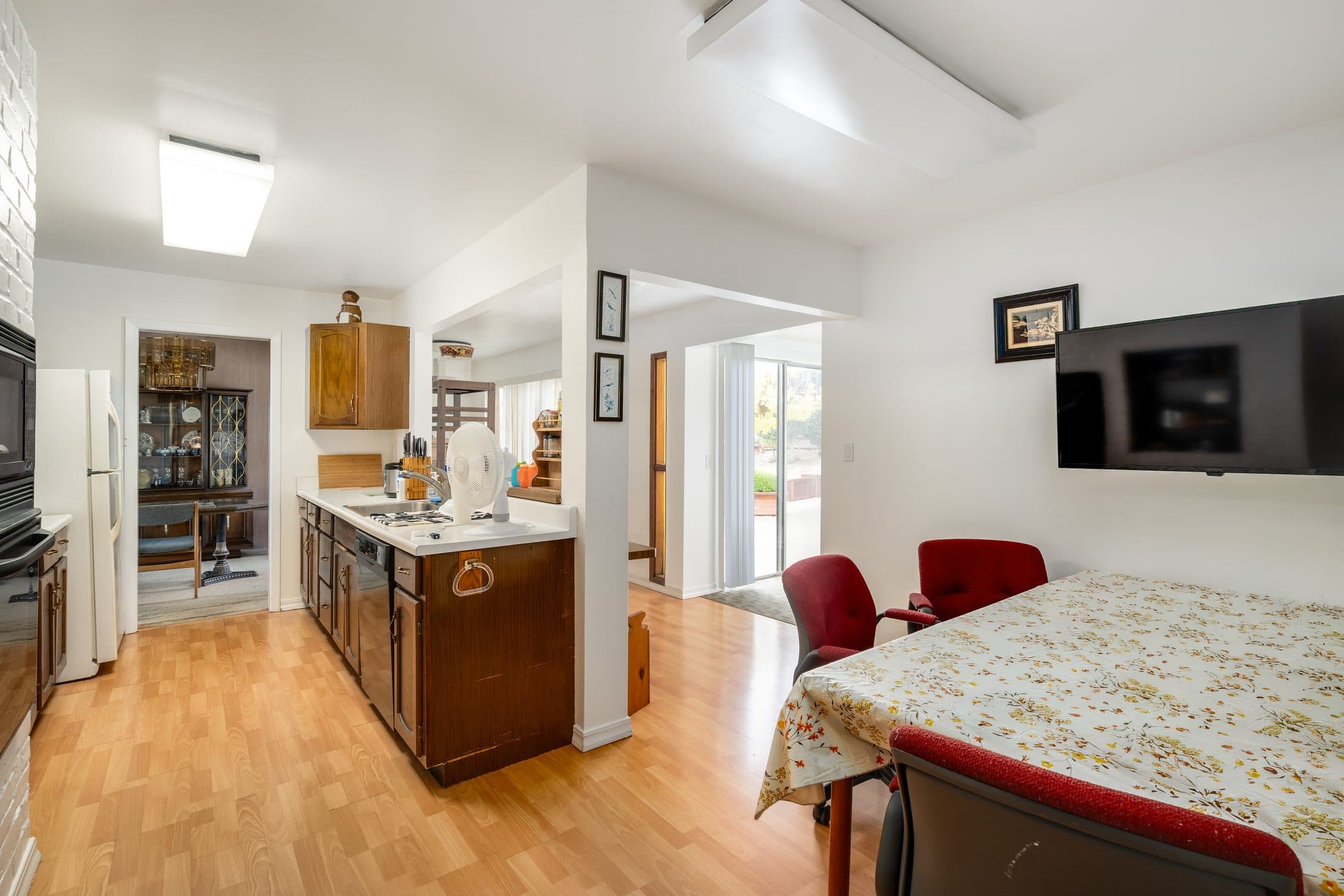 898 Lomita Avenue. The kitchen and breakfast nook.